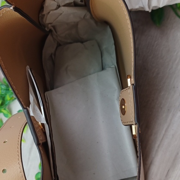 Michael Kors Burch Medium Messenger NWT - Picture 10 of 11